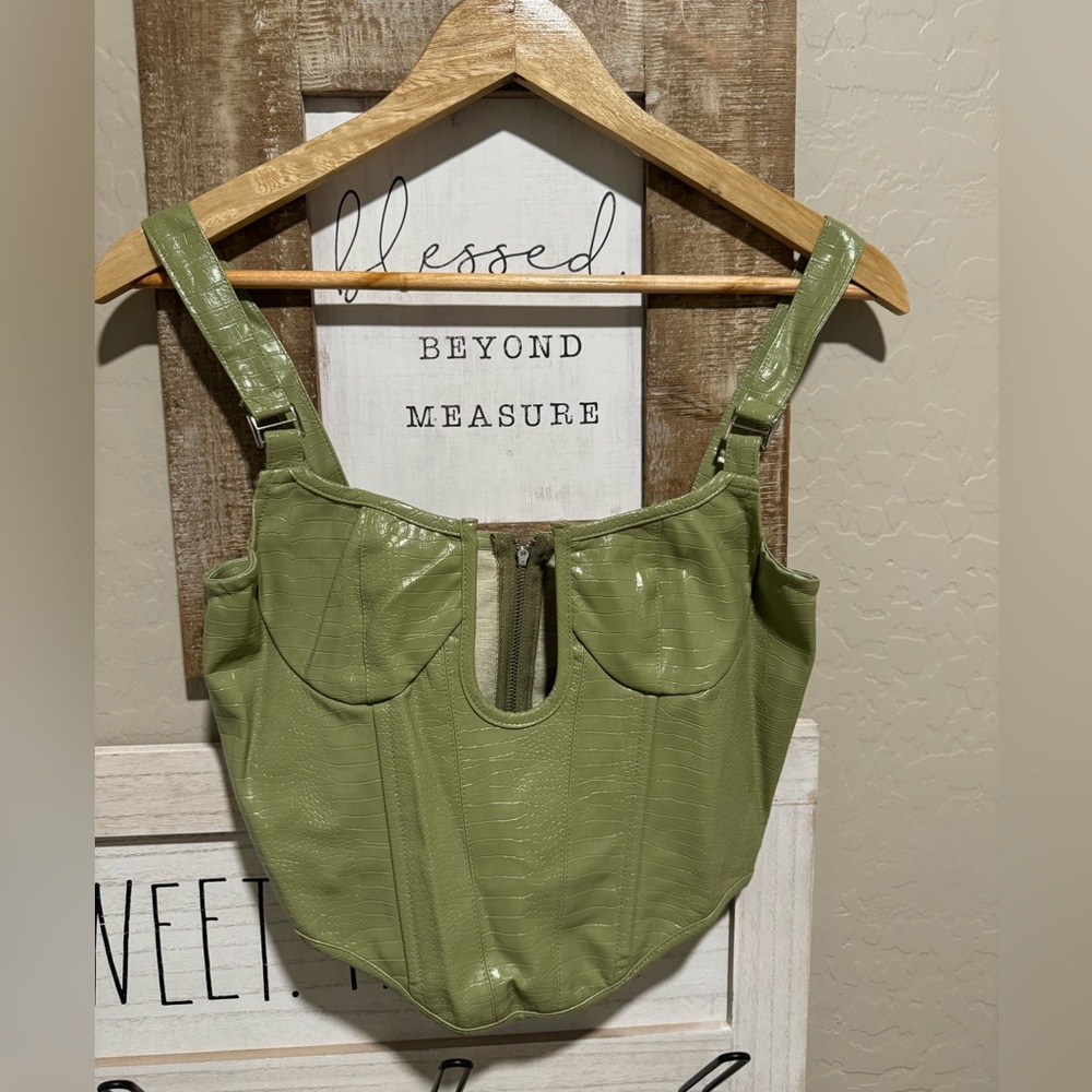 Pretty little thing top‎
